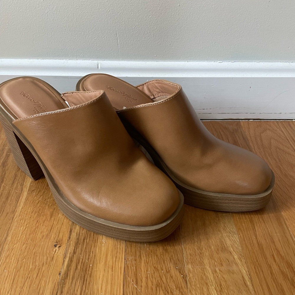 Universal Thread Tan Platform Mule Clogs
